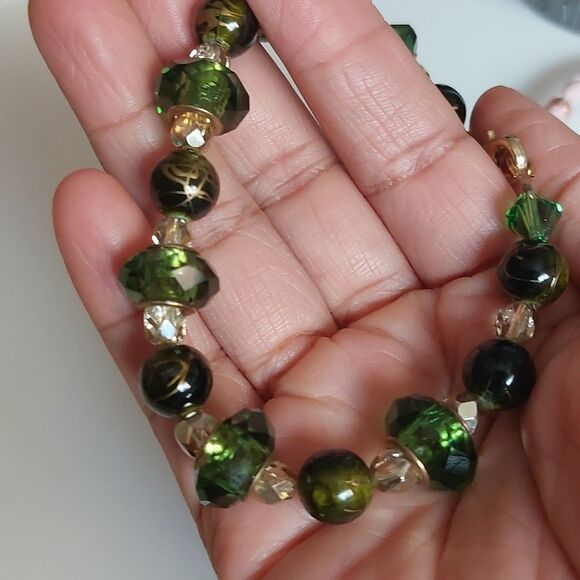 Sturdy Green Tones Bracelet Glass Plastic Gold Tone Metal - Picture 4 of 6